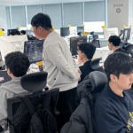 교육생들이 해커톤에 열중하고 있는 모습