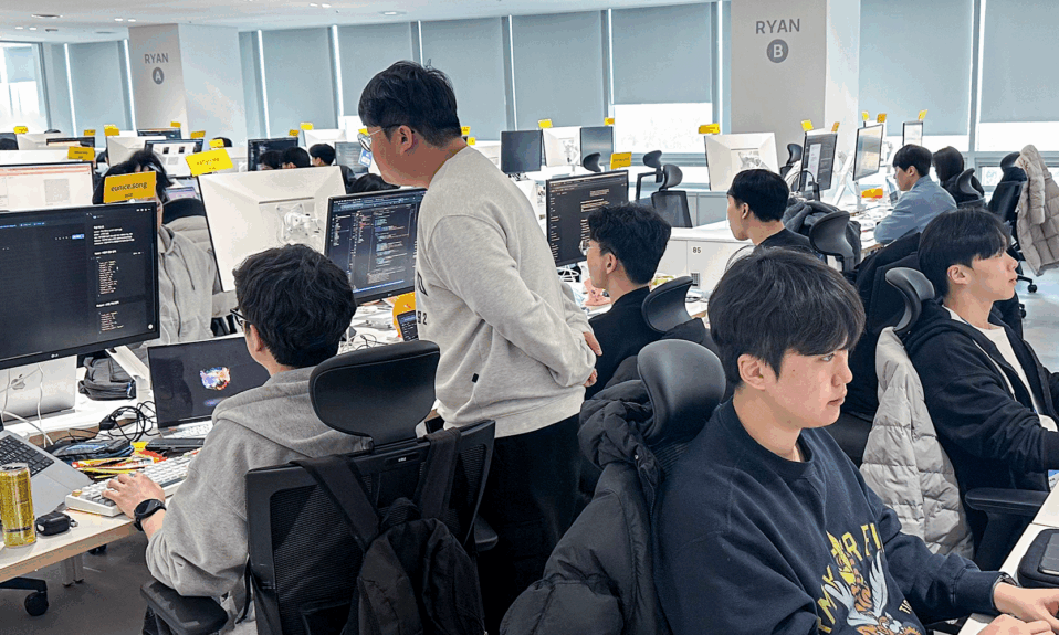 교육생들이 해커톤에 열중하고 있는 모습