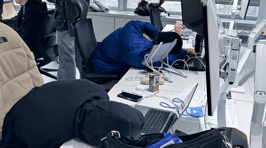 해커톤 중 책상에서 쪽잠을 자는 교육생