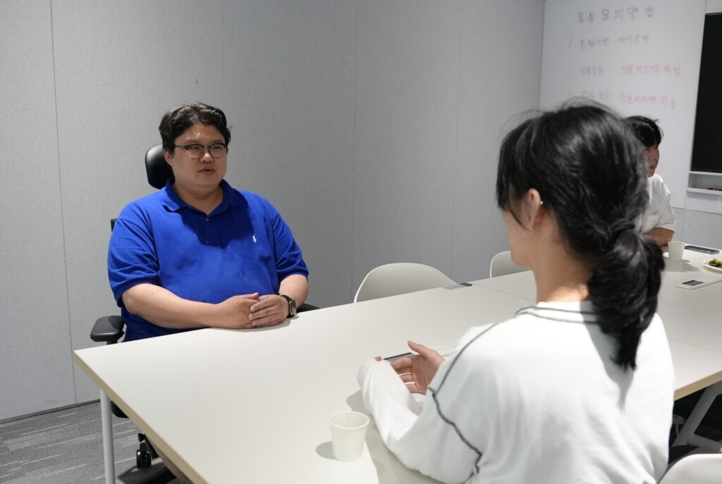 진로상담방에서 멘토링 중인 케빈