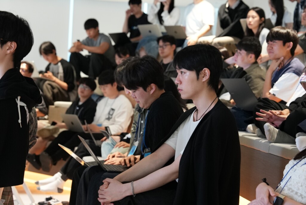 발표를 집중하여 듣고 있는 교육생